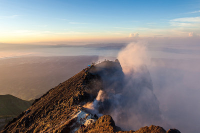 日出时，默拉皮火山口的边缘挤满了人。