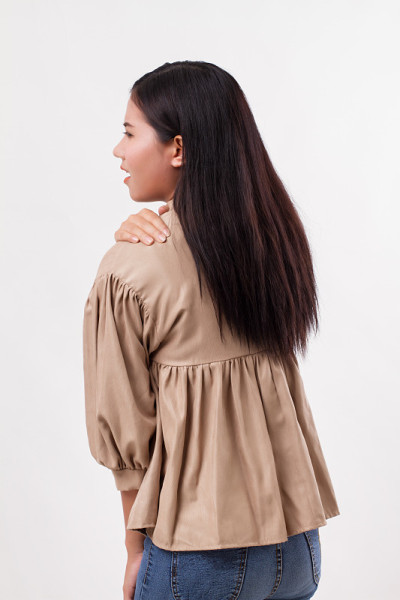 女性肩膀或颈部疼痛、僵硬、受伤