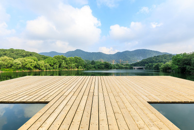 杭州的木地板平台和湖光山色背景