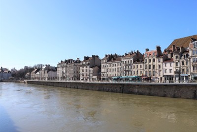 杜布斯河在城市Besançon