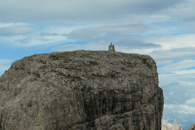 Oberbachernspitze——意大利Dolomites地区一座山顶上的小教堂的近景。