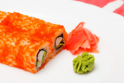 白色盘子上各式各样的寿司。日本传统食物