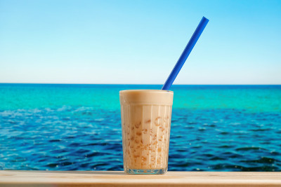 在海滩上喝一杯珍珠奶茶