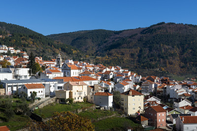 在Serra da Estrela自然公园，Manteigas村的景色