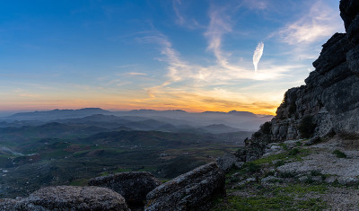日落时分，安达卢西亚的el Torcal岩层和Montes de Malaga自然公园的景观