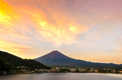 日本山梨县川口町秋日富士山上的夕阳
