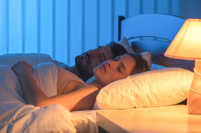 睡在床上的夫妇。夜间时间，全力抓好