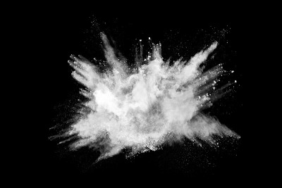 白色粉末在黑色背景上爆炸。彩色的云。色彩斑斓的粉尘爆炸。油漆胡里节。