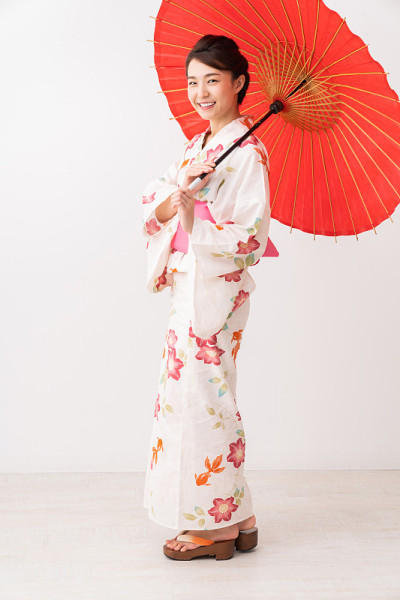 亚洲妇女穿着传统的日本夏季休闲和服称为“浴衣”。
