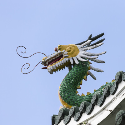 宿务的道观宝塔和龙雕塑