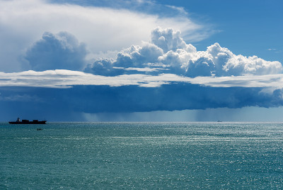 海面上地平线上的积雨云与暴雨