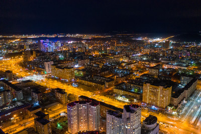 现代城市夜景鸟瞰图。夜晚街道上明亮的灯光。叶卡捷琳堡。俄罗斯