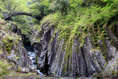 日本九州的高知湖峡谷
