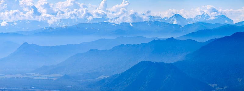 山在蓝色的阴霾，全景