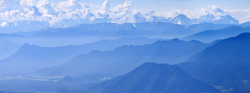 山在蓝色的阴霾，全景