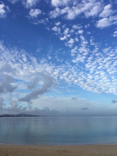 冲绳海岸美丽的天空和云彩