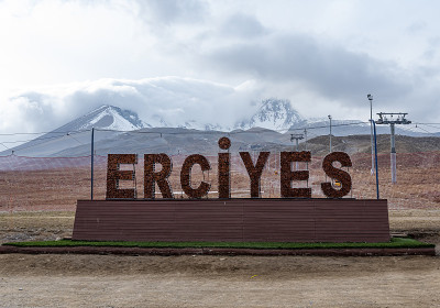 位于开塞里的埃尔西耶斯火山。的红色山。Erciyes是一座大型层状火山，高达3864米，是Ana中部
