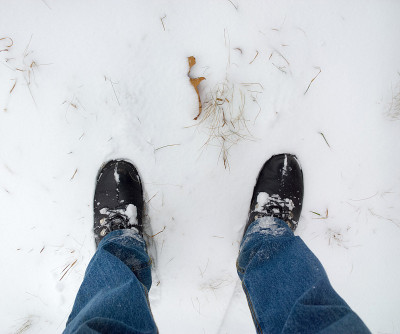 脚在雪地里。