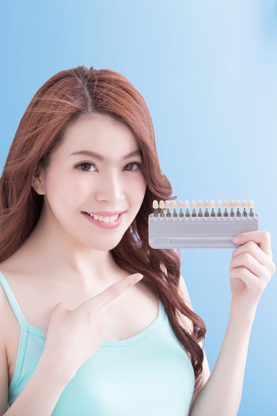 拥有健康牙齿的漂亮女人