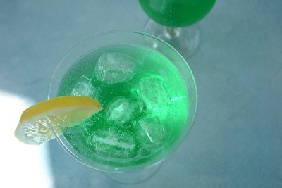 一杯柠檬和薄荷叶鸡尾酒