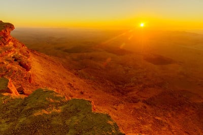 Makhtesh(火山口)Ramon的日出视图