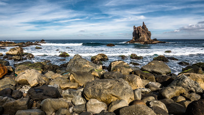岩石海岸上的波浪