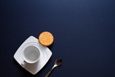 一杯茶和饼干当背景。