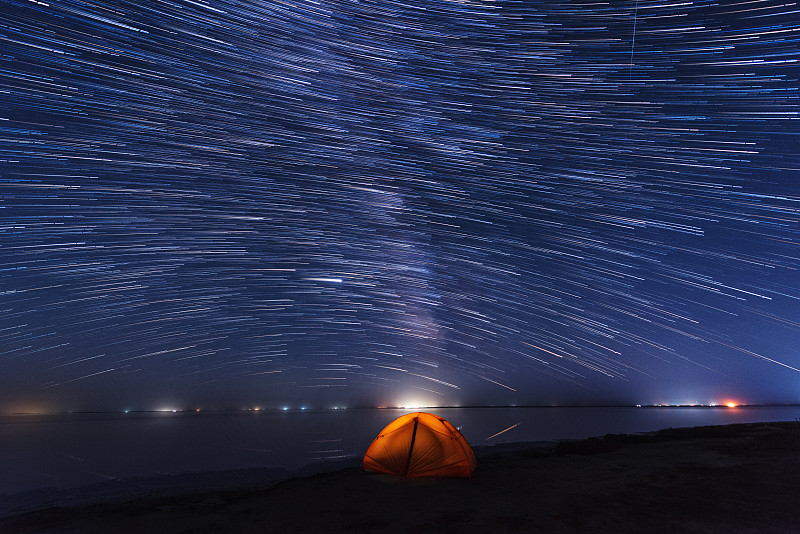 户外旅游背景，夜间景观与旅游帐篷和Syvash湖，乌克兰