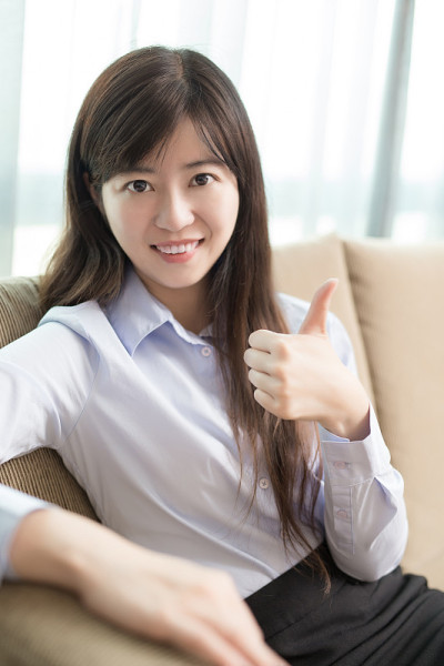 女人笑嘻嘻