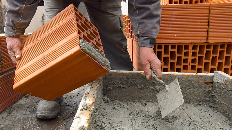 工人建筑砖石房屋墙