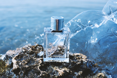 香水与水滴在大海的背景