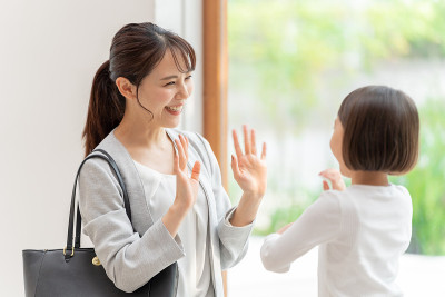 小女孩和幼儿园老师