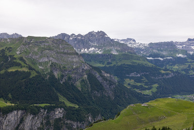 在瑞士的炉边徒步旅行。登上顶峰，翻越阿尔卑斯山，欣赏美丽的风景。史诗般的风景，看起来像霍比特人的土地