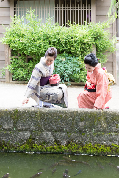 两个日本女人在浴田溪边