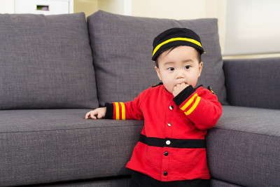 婴儿把手指吸进嘴里
