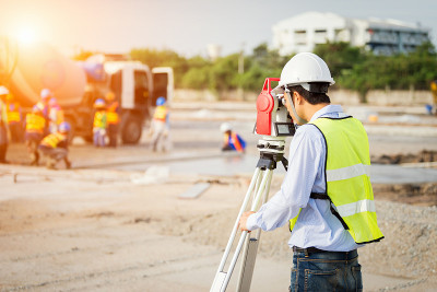 工程师测量师在建筑工地使用经纬仪工作