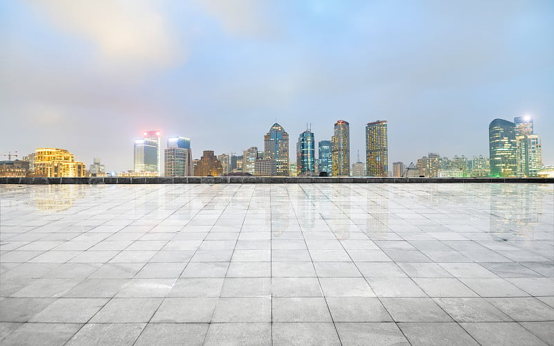 空荡荡的地板和城市天际线，上海，中国