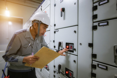 电气维修技术员负责检查和监控工厂内高压断路器、开关柜、配电变电所的状态