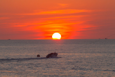 海面上的红色夕阳
