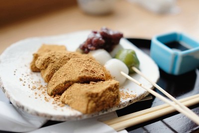 日本传统的卷饼和warabi麻糬甜点