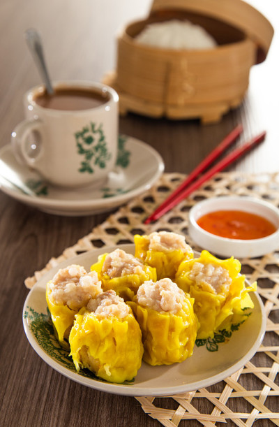 烧麦——用竹制蒸笼蒸猪肉饺子。