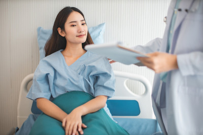 医生的手持视图测量他的病人的压力。医护人员在检查一个年轻人的血压或其他健康的东西。