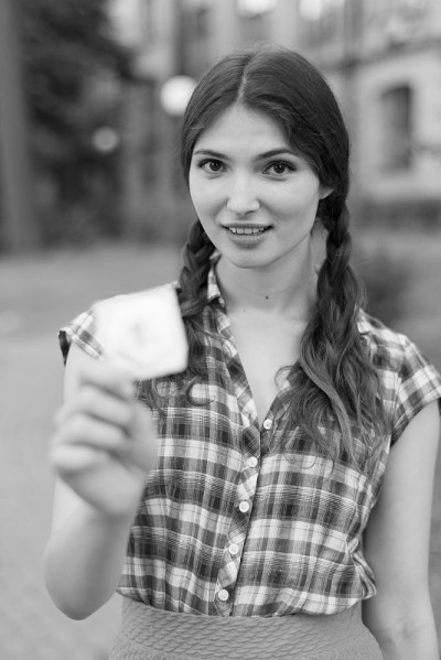 拿着避孕套的女孩。性保护。黑白照片。BW