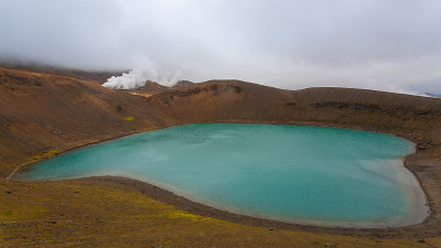 冰岛的维提火山口，里面有绿色的湖水