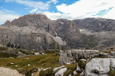 Oberbachernspitze -意大利白云石山谷全景。山谷底部长满了小植物