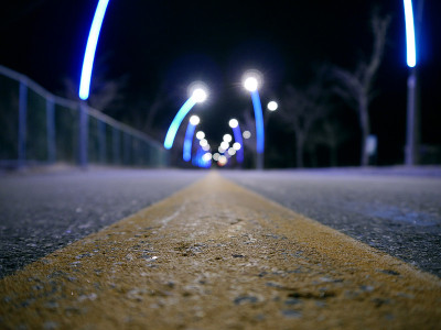 公路上的黄线在黑暗中。底部视图。韩国