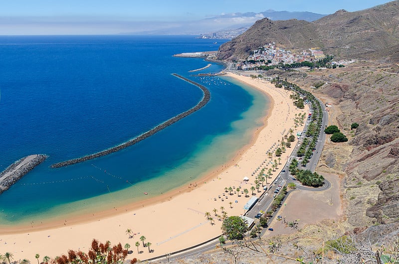 Playa de Las Teresitas位于西班牙特内里费的村庄San AndrÃ©s附近，有着