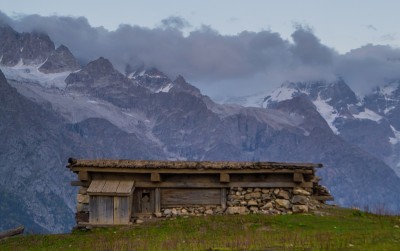白雪覆盖的高山、高山草甸和当地的山区居民点