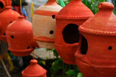 工艺品粘土自然巢穴房子为知更鸟和其他花园鸟类