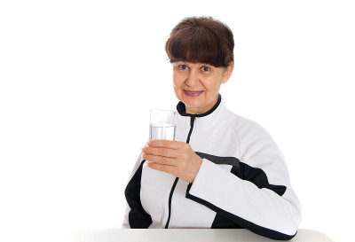 漂亮成熟的女人配上一杯水